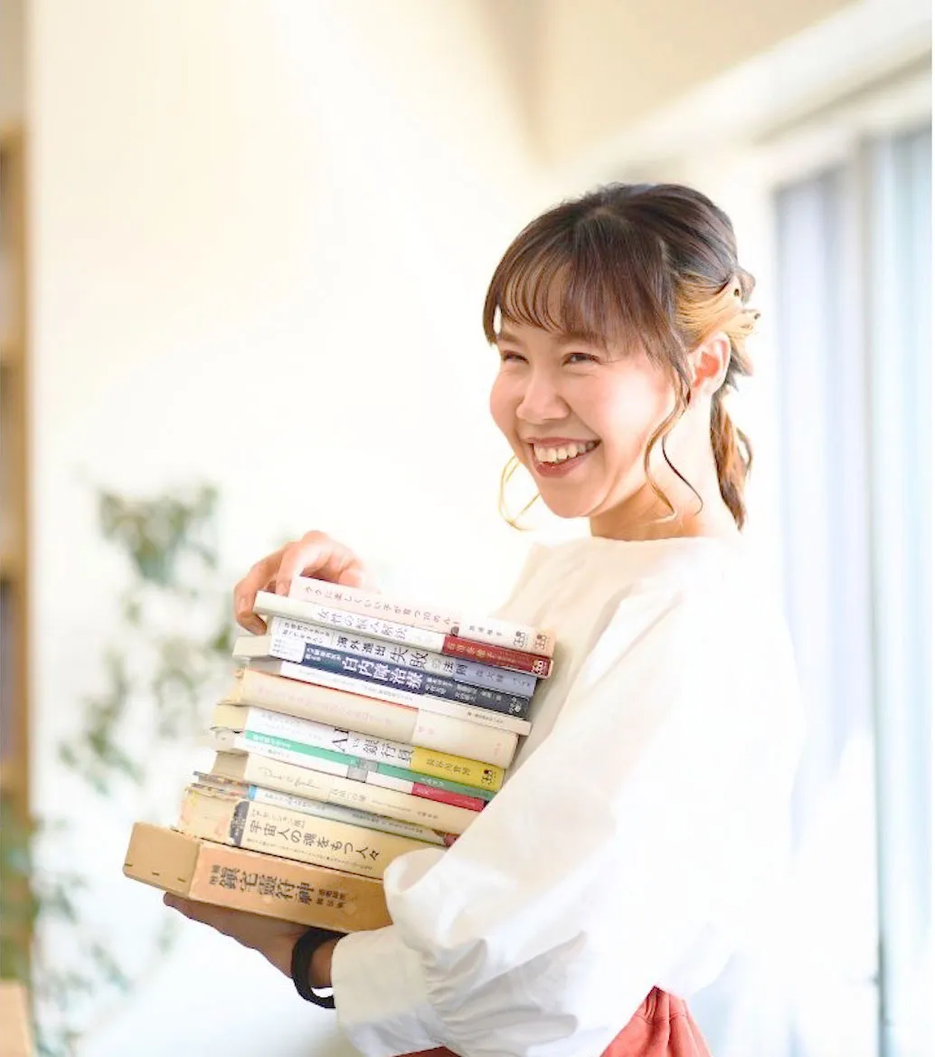 本を抱えた女性
