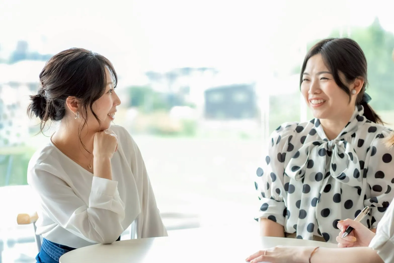 向かい合って話す2人の女性